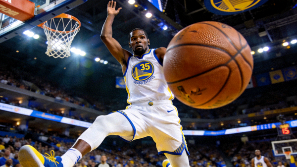 NBA球星凯文杜兰特在比赛中投篮动作特写照片