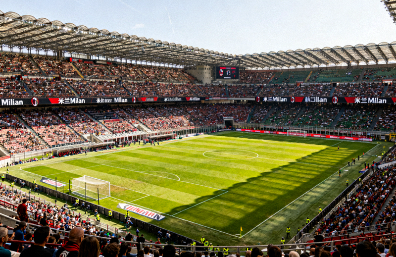 足球场看台与比赛场地全景，用于米兰Milan体育平台介绍配图