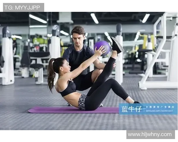 健身教练与足球明星的亲密互动揭秘健身与运动的完美结合